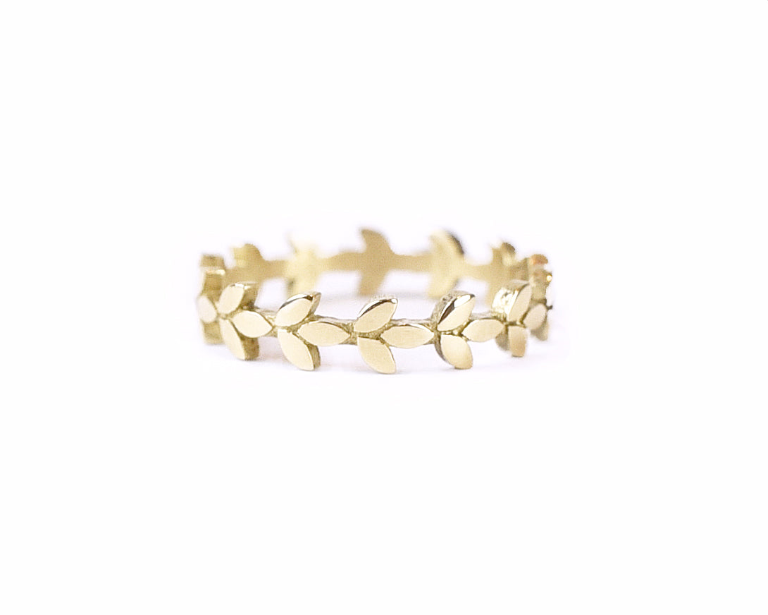 petite leaves solid gold band