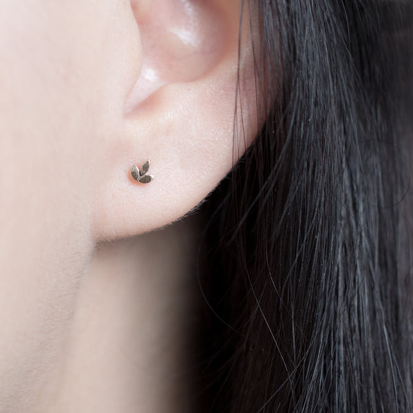 petite solid gold leaves earrings